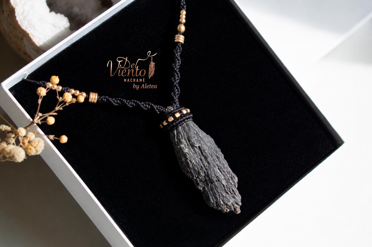 Colgante con Cianita o "Escoba de bruja"