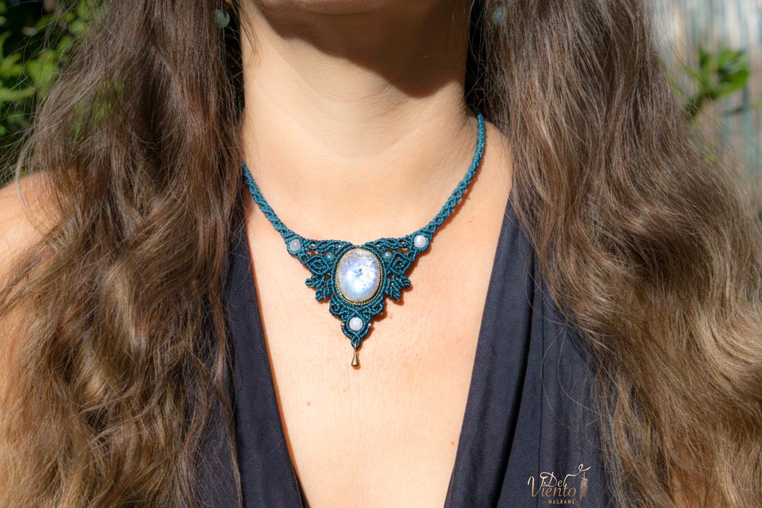 Collar AURA con Piedra Luna Arcoiris