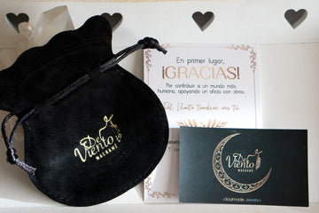 Bolsita de antelina Del Viento macramé ♥
