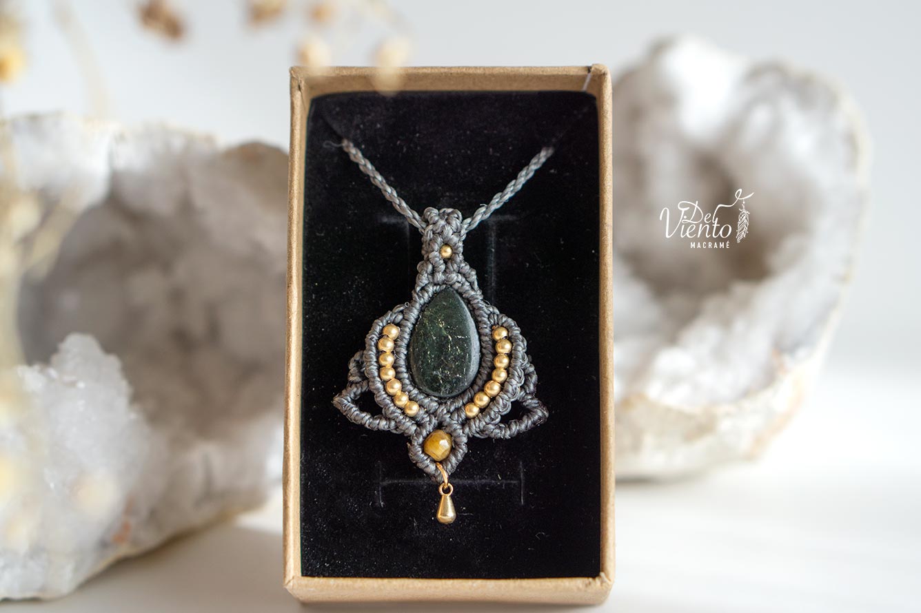 Flor de Loto de macramé con Jade Mexicano