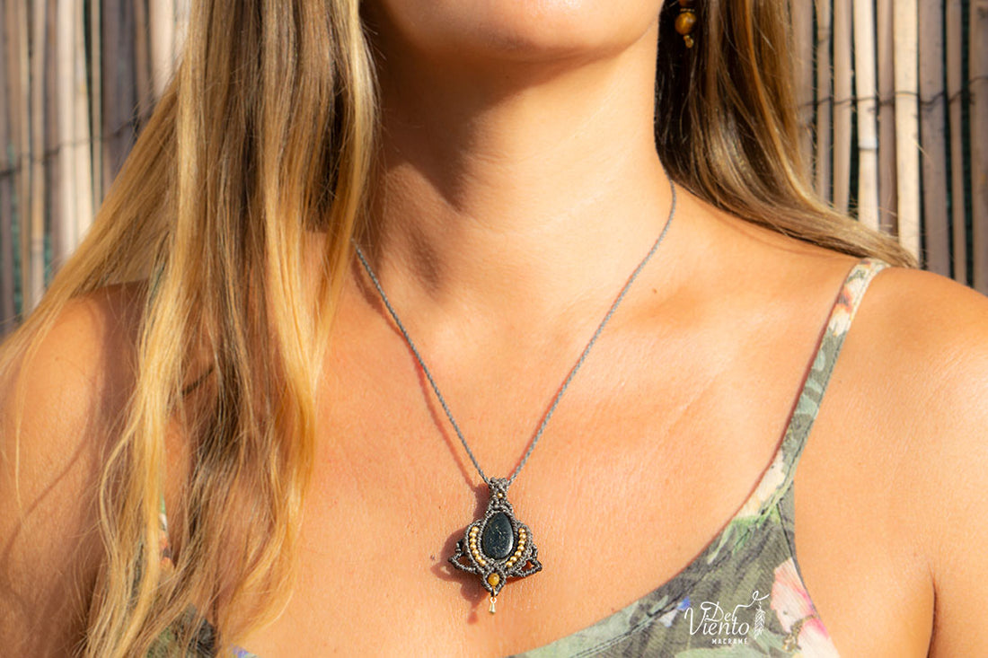 Flor de Loto de macramé con Jade Mexicano