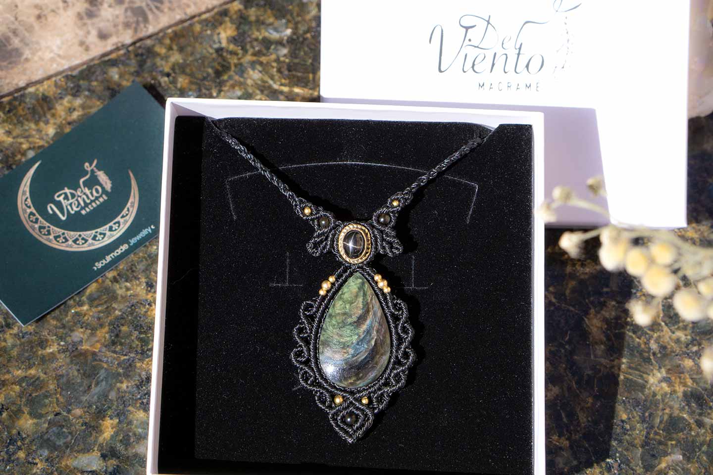 Colgante GEA con Obsidiana Manto Huichol y Black Star