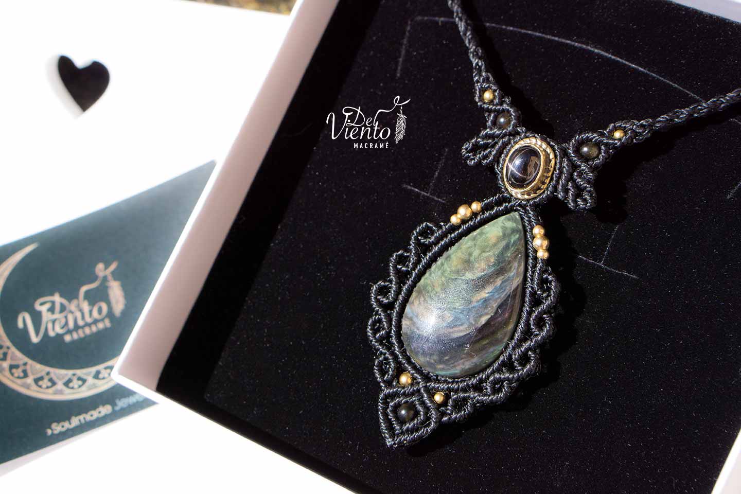 Colgante GEA con Obsidiana Manto Huichol y Black Star