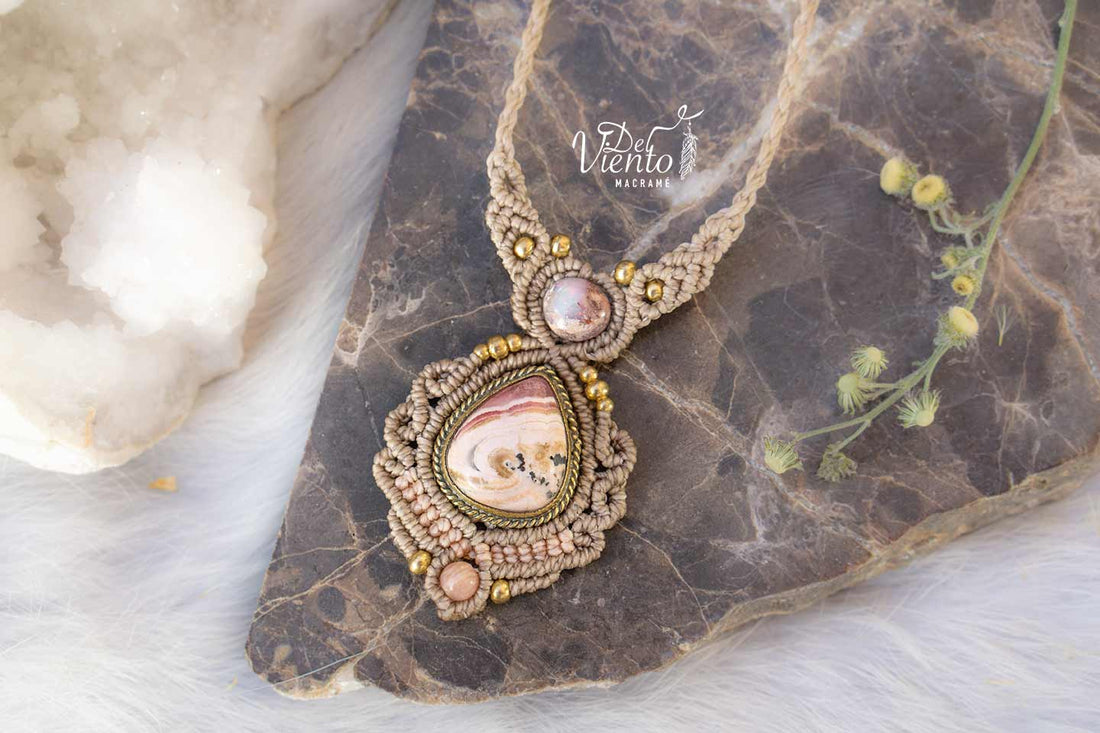 Collar GEA con Ópalo de Fuego blanco y Rodocrosita