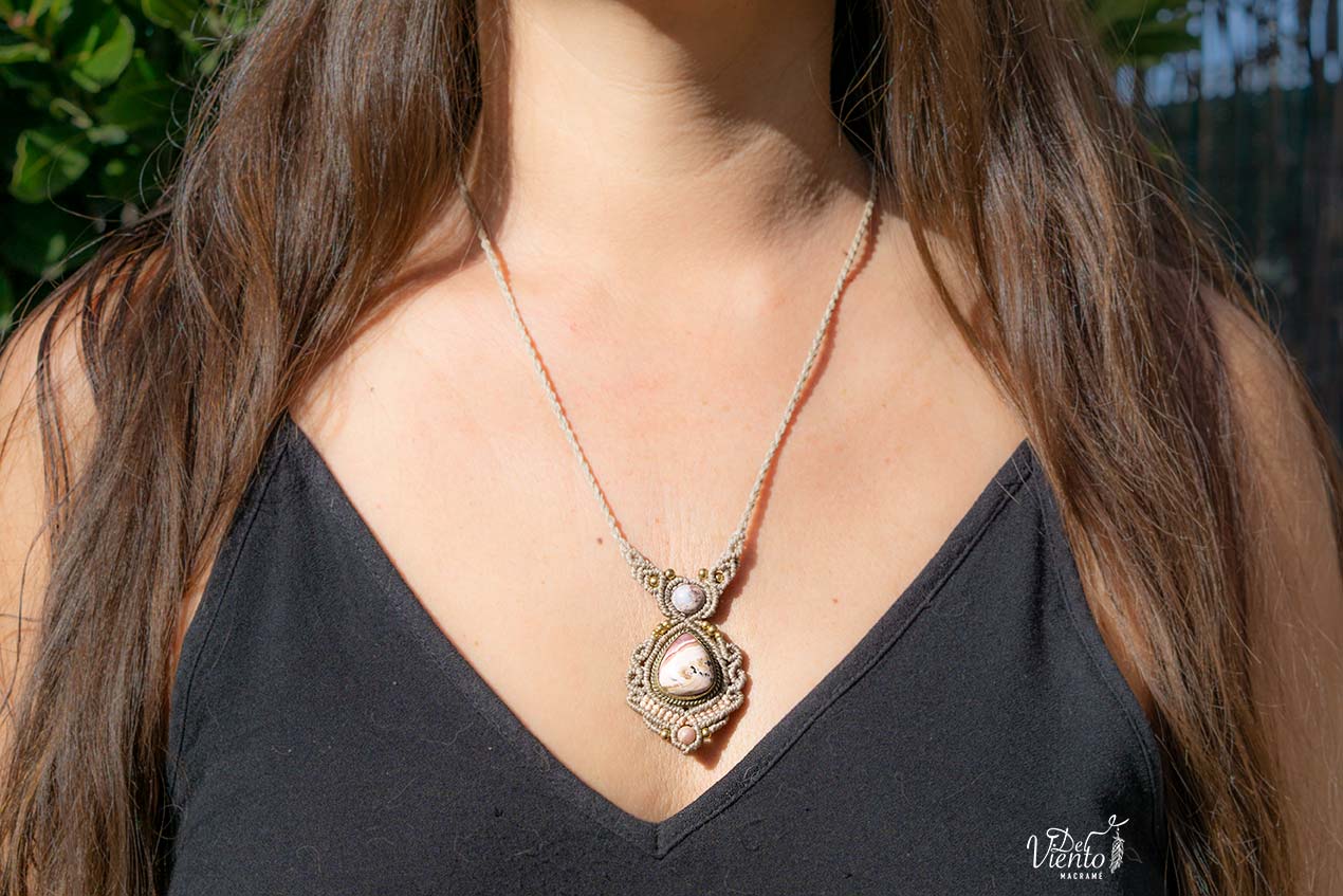 Collar GEA con Ópalo de Fuego blanco y Rodocrosita