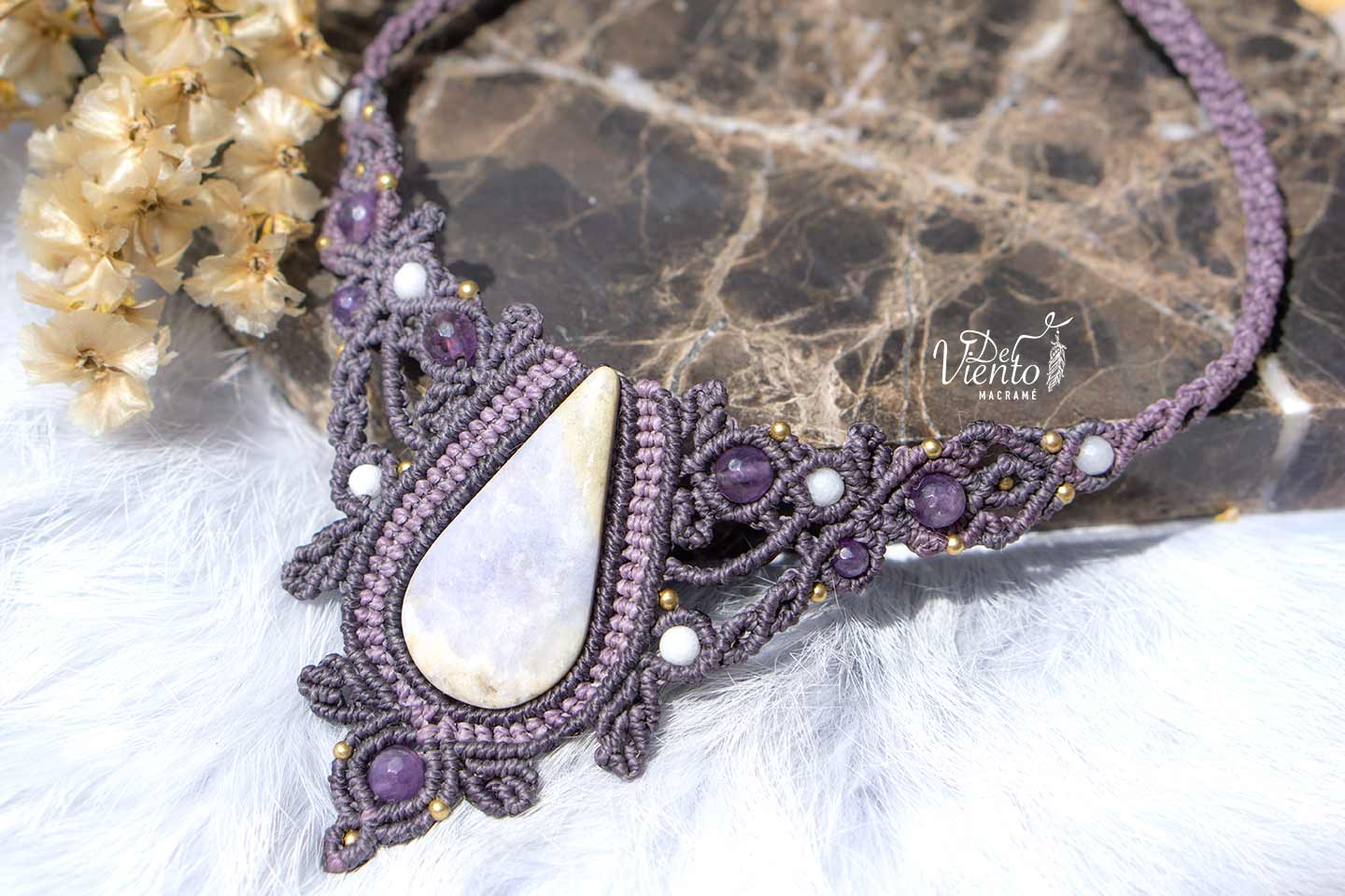 Collar de macramé con Jade Lavanda Maya