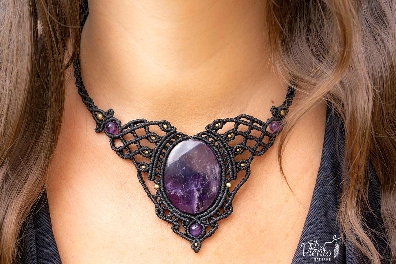 Collar de macrame en negro con Amatista