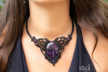 Collar de macrame en negro con Amatista