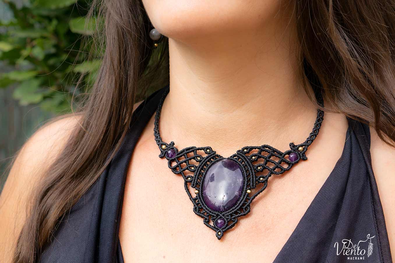 Collar de macrame en negro con Amatista