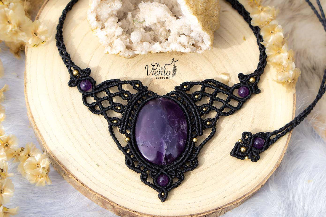 Collar de macrame en negro con Amatista