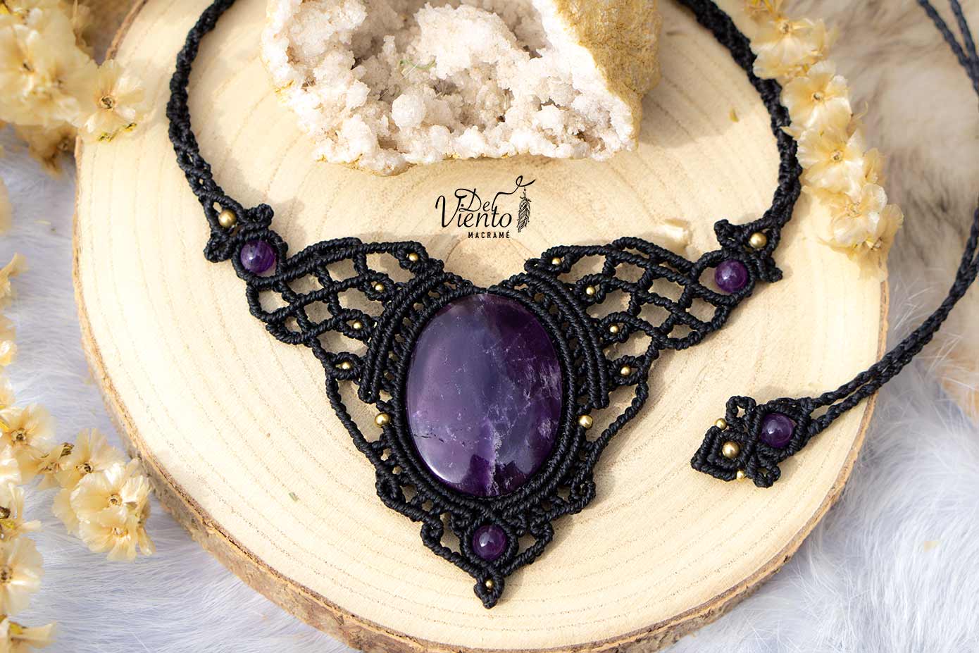 Collar de macrame en negro con Amatista