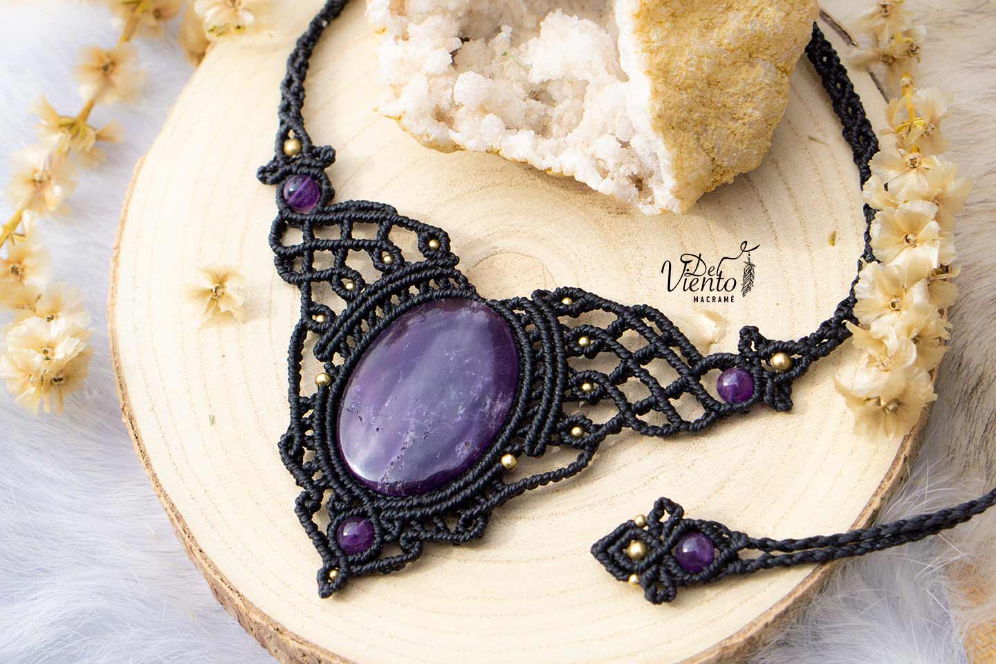 Collar de macrame en negro con Amatista
