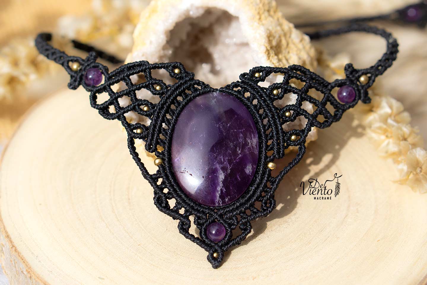 Collar de macrame en negro con Amatista