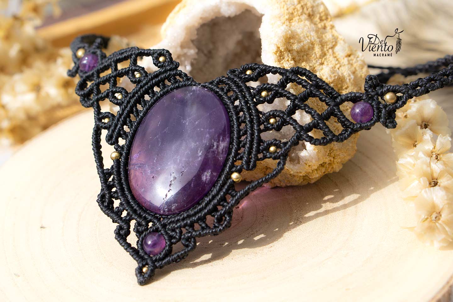 Collar de macrame en negro con Amatista