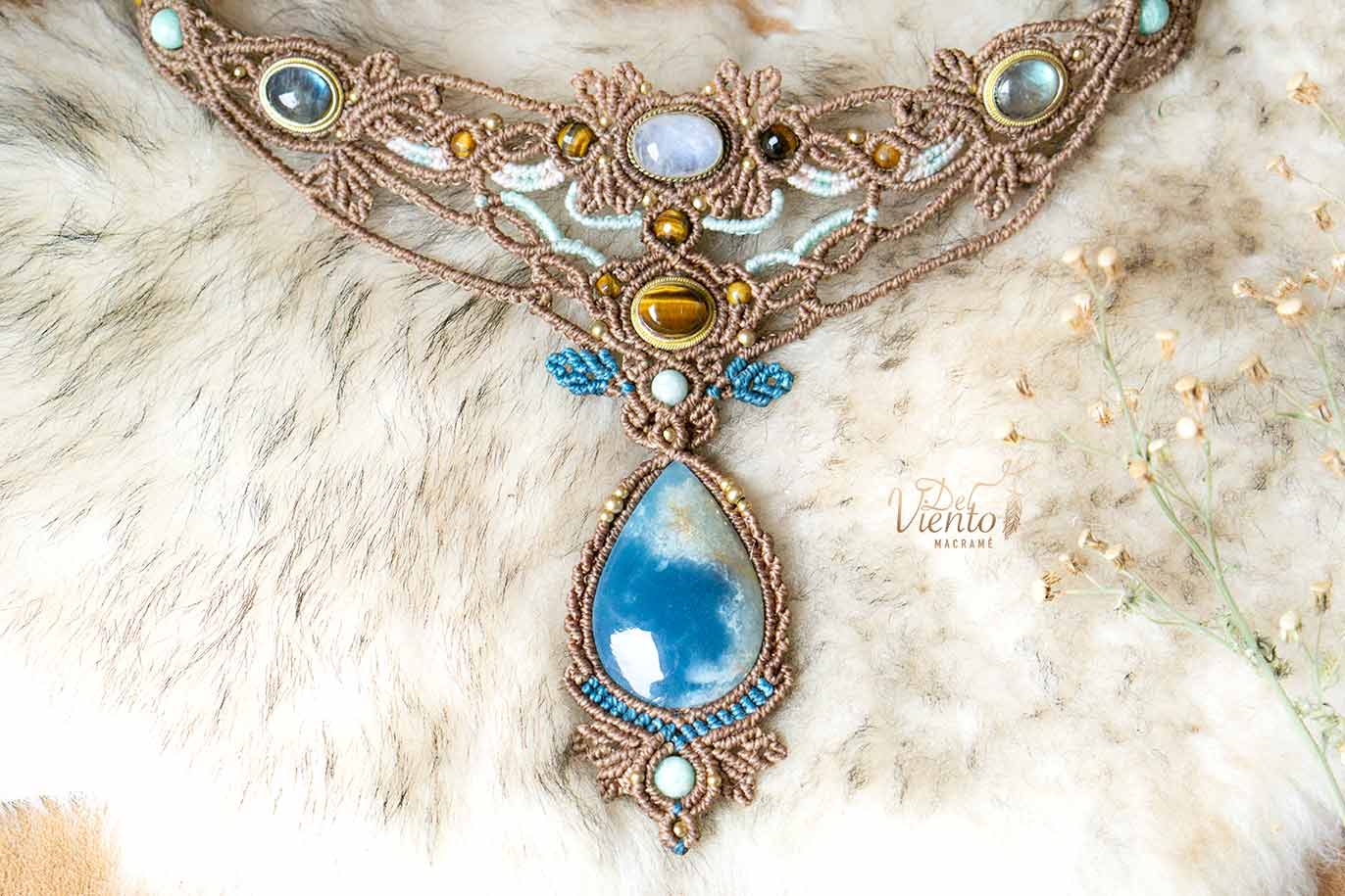RESERVADO María | Collar de macrame con Onix cielo, Piedra Luna, Labradoritas y Ojo de tigre