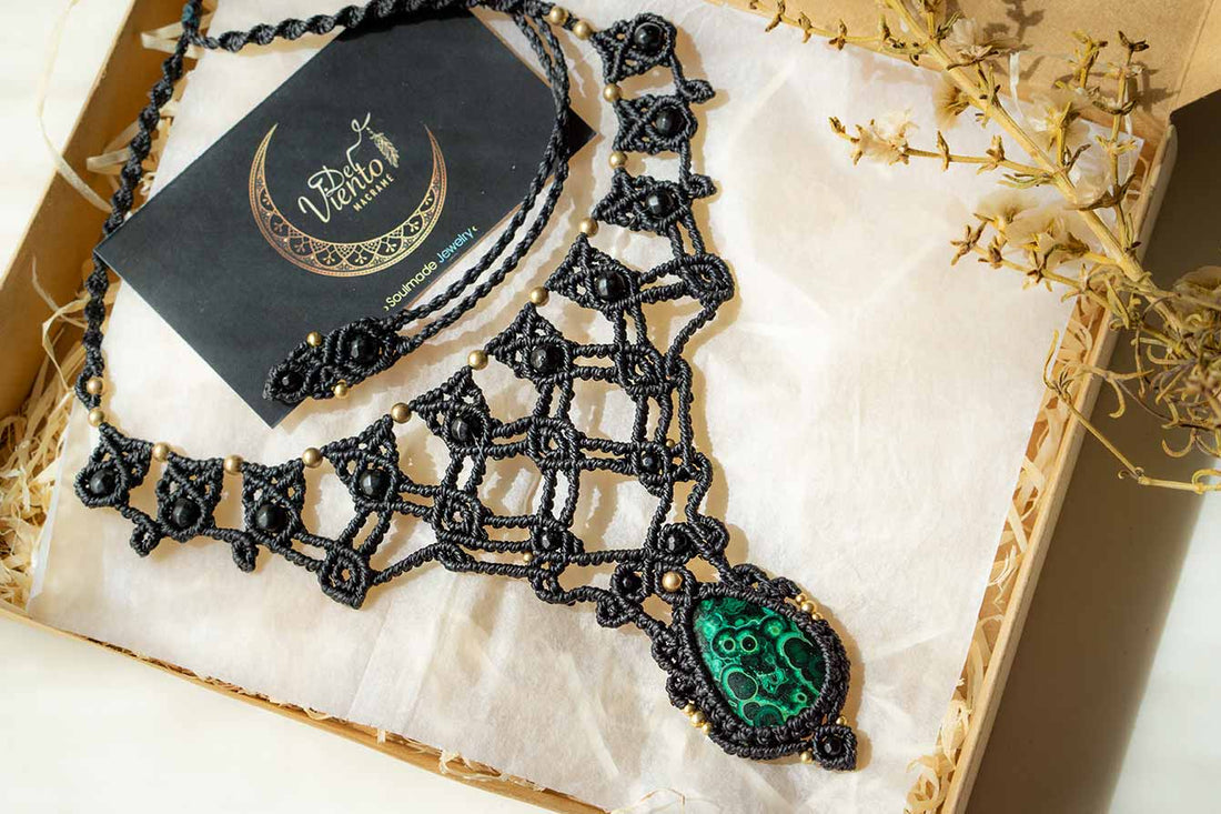Collar Diosa de macramé con Malaquita y Onix