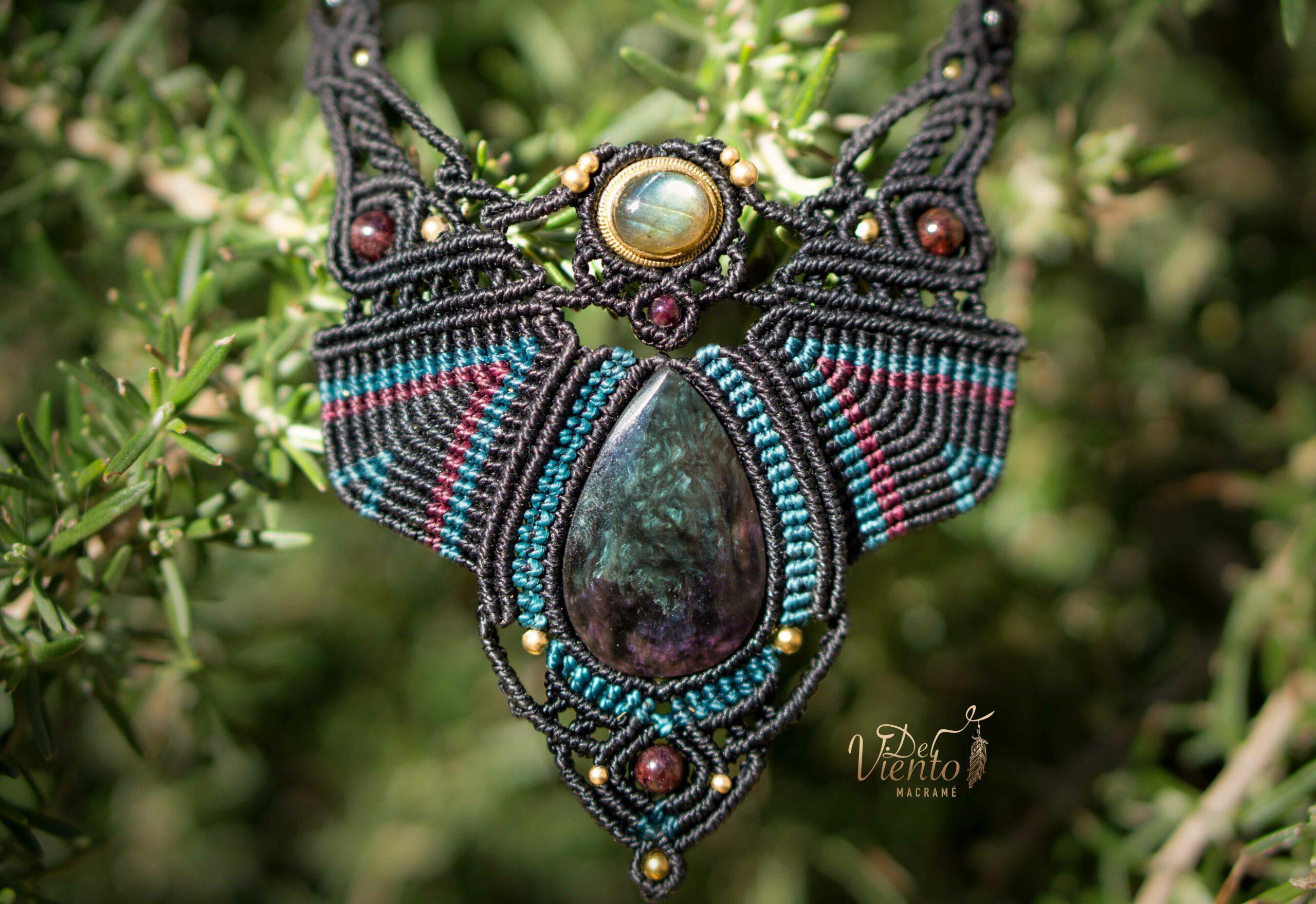 Collar de macrame negro con Obsidiana Manto Huichol y Labradorita "Atenea"