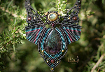 Collar de macrame negro con Obsidiana Manto Huichol y Labradorita "Atenea"