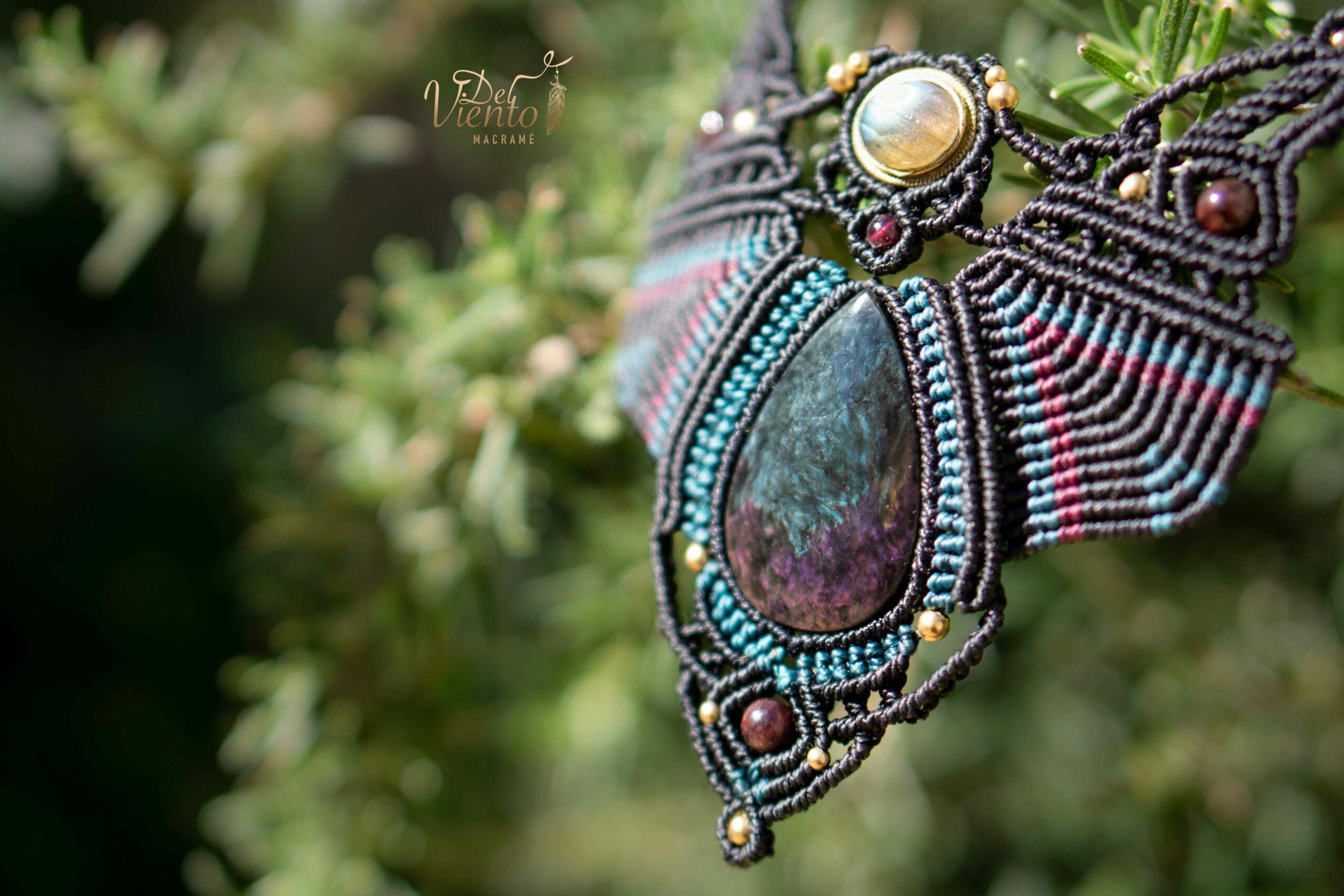 Collar de macrame negro con Obsidiana Manto Huichol y Labradorita "Atenea"
