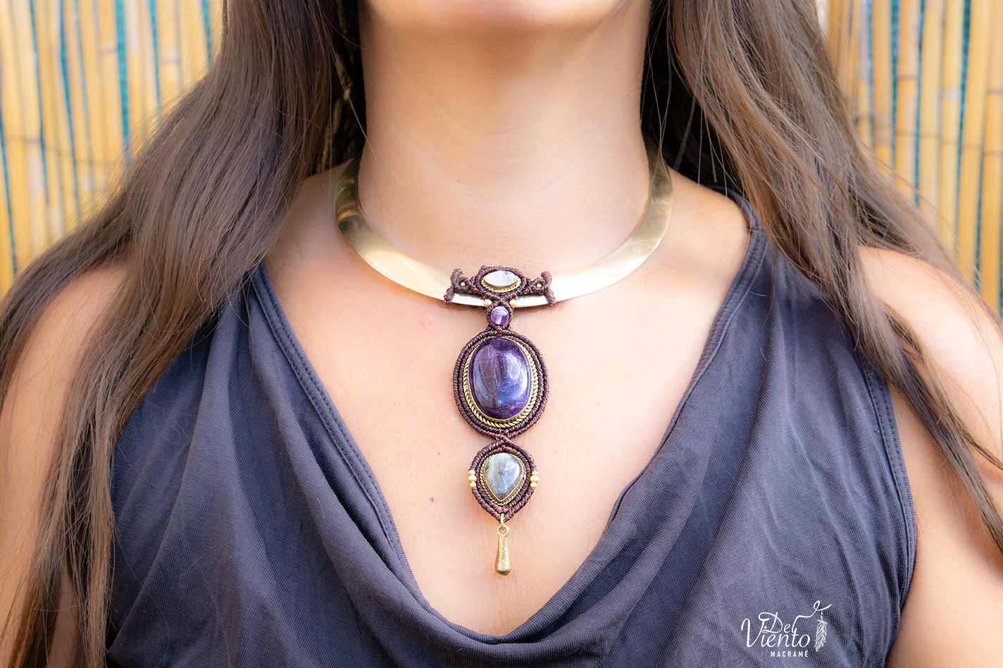 Collar Diosa sobre torque con Amatista, Piedra Luna y Labradorita