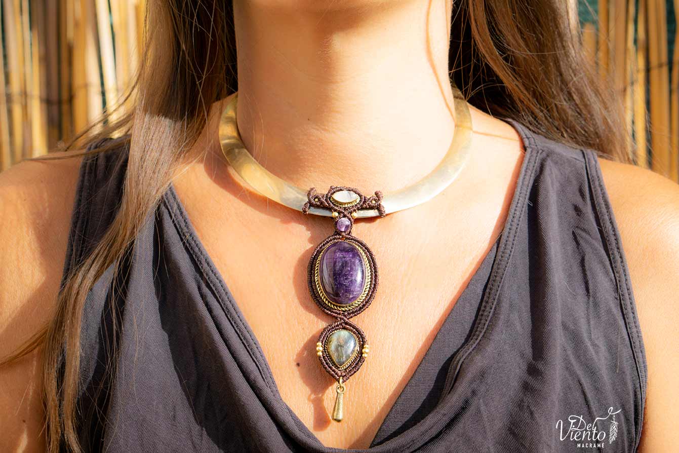 Collar Diosa sobre torque con Amatista, Piedra Luna y Labradorita