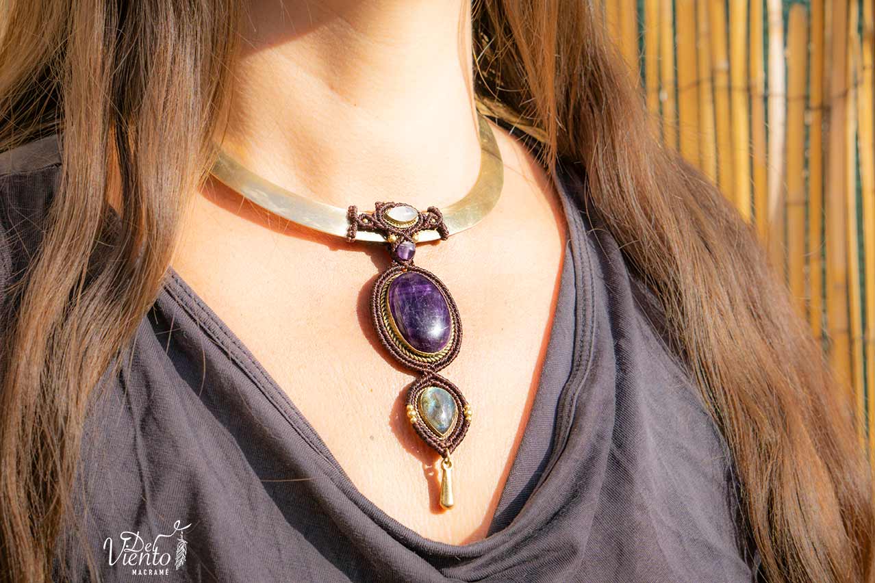 Collar Diosa sobre torque con Amatista, Piedra Luna y Labradorita