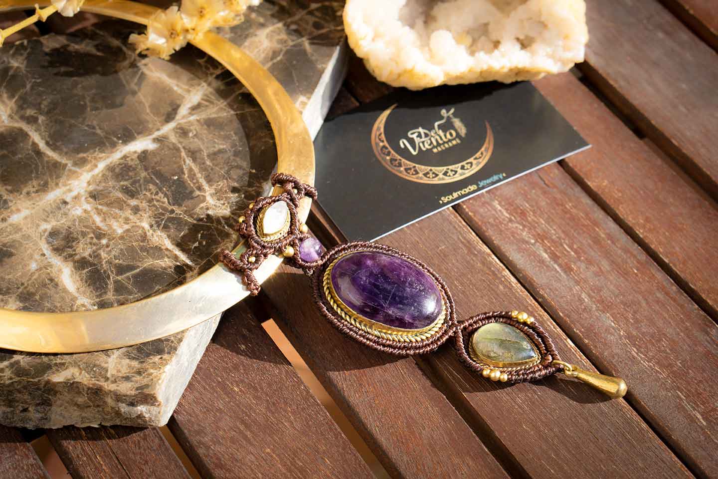 Collar Diosa sobre torque con Amatista, Piedra Luna y Labradorita