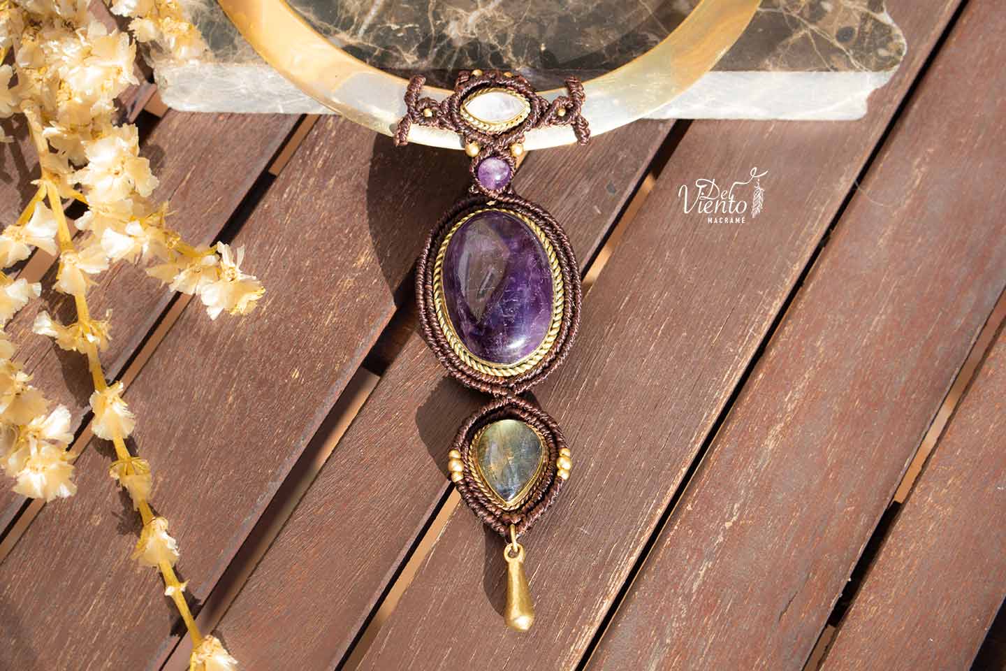 Collar Diosa sobre torque con Amatista, Piedra Luna y Labradorita