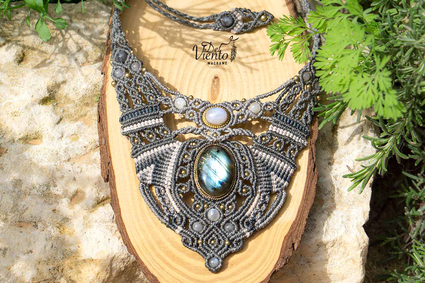 Collar de macramé gris con Labradorita y Piedra Luna "Artemisa"
