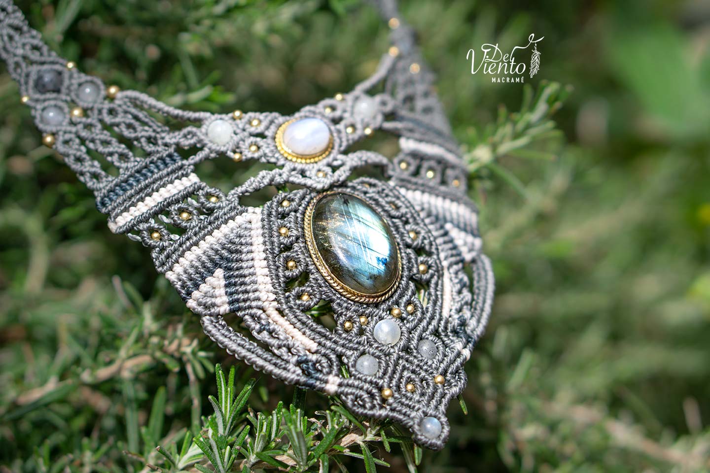 Collar de macramé gris con Labradorita y Piedra Luna "Artemisa"