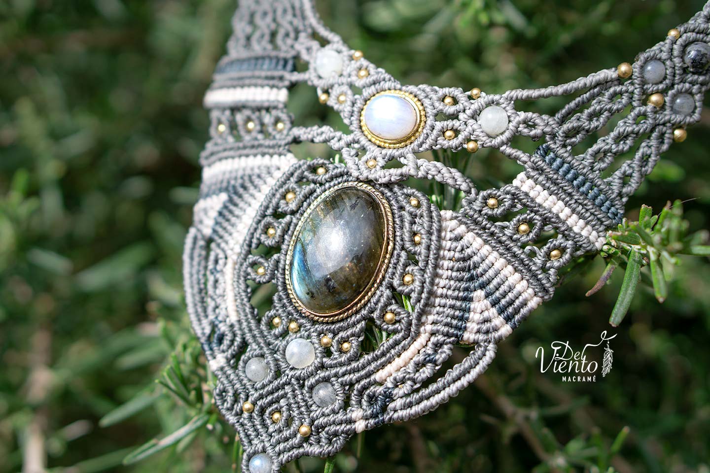Collar de macramé gris con Labradorita y Piedra Luna "Artemisa"