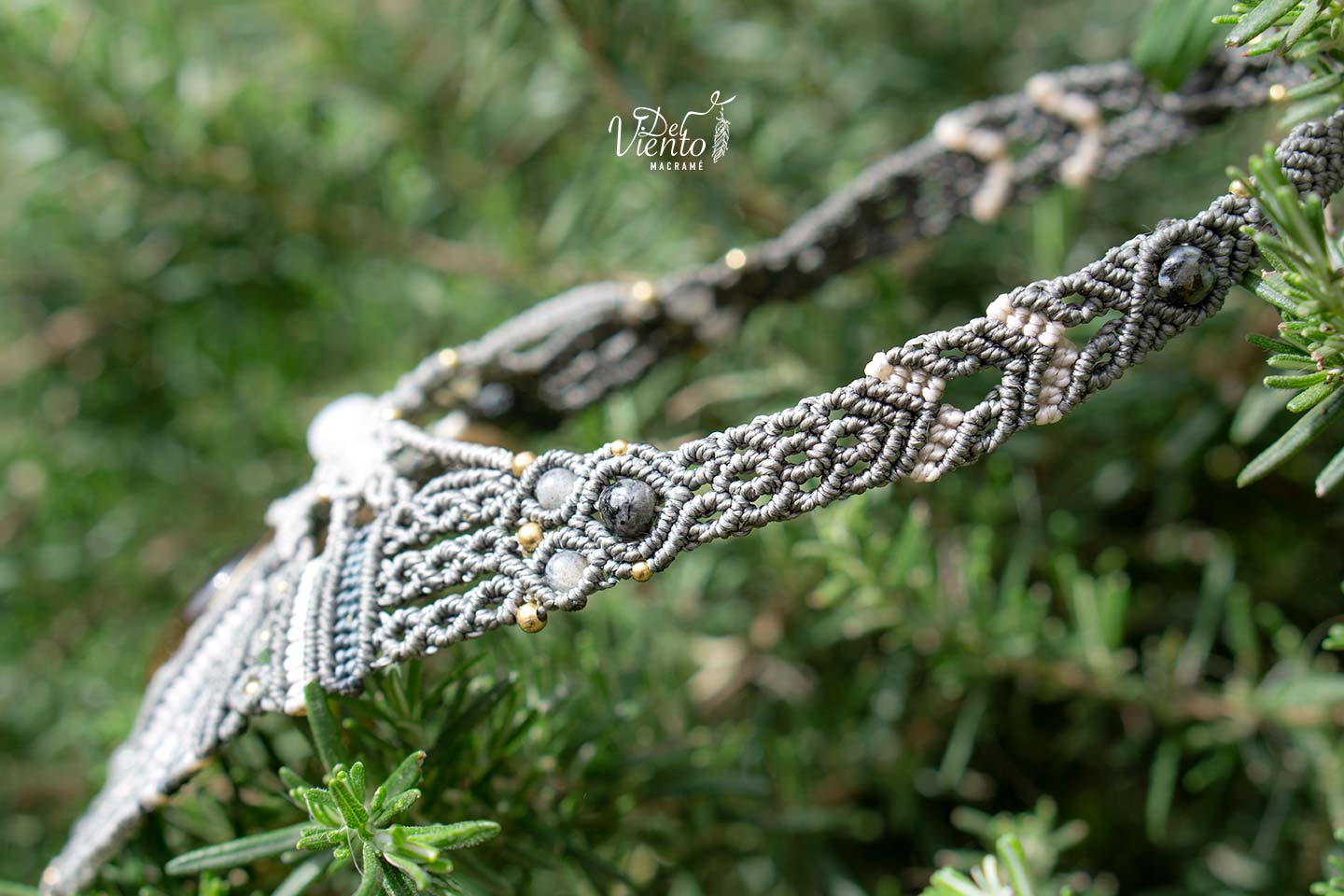 Collar de macramé gris con Labradorita y Piedra Luna "Artemisa"