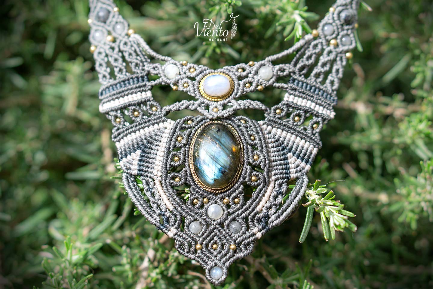 Collar de macramé gris con Labradorita y Piedra Luna "Artemisa"
