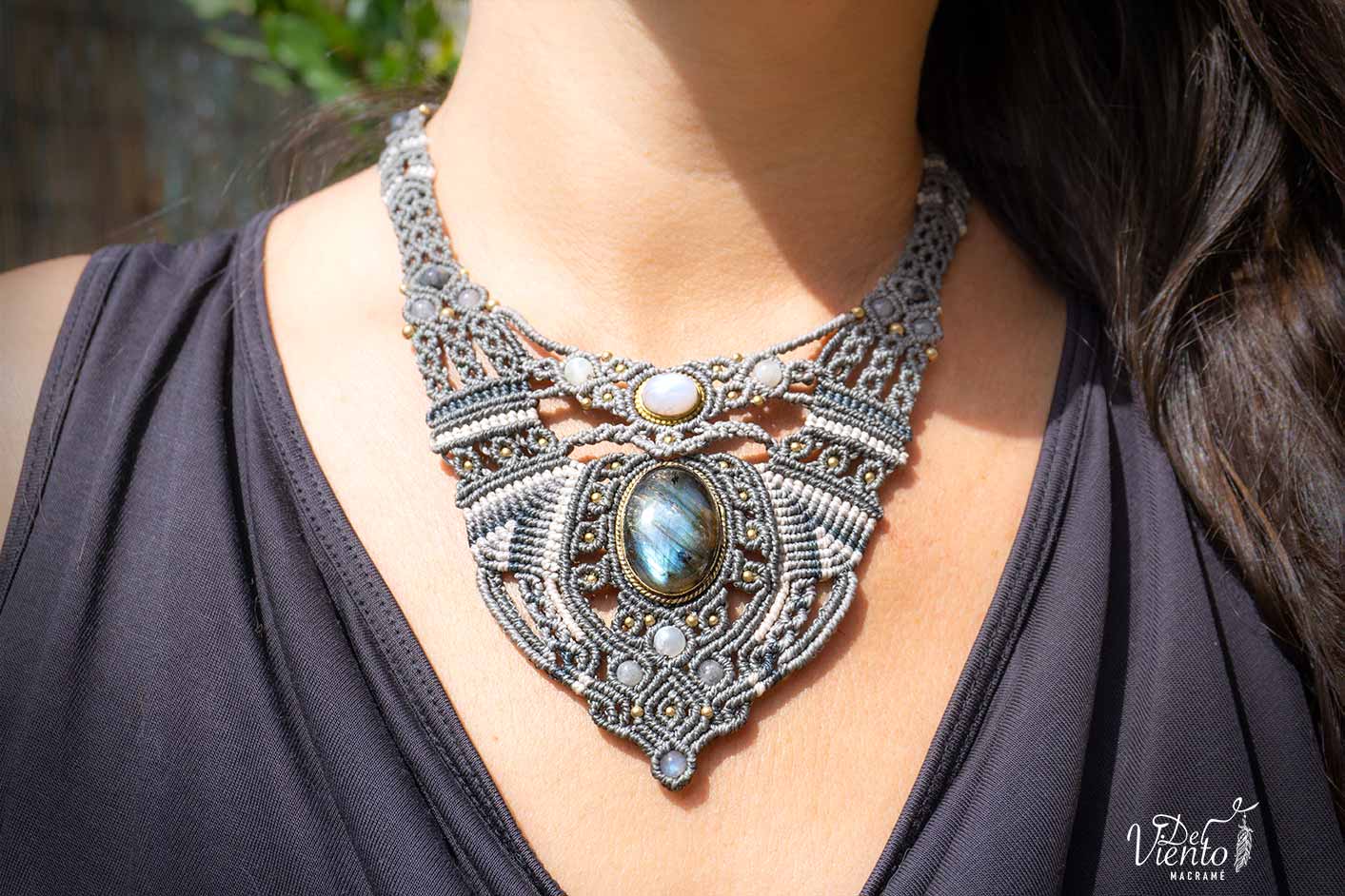 Collar de macramé gris con Labradorita y Piedra Luna "Artemisa"