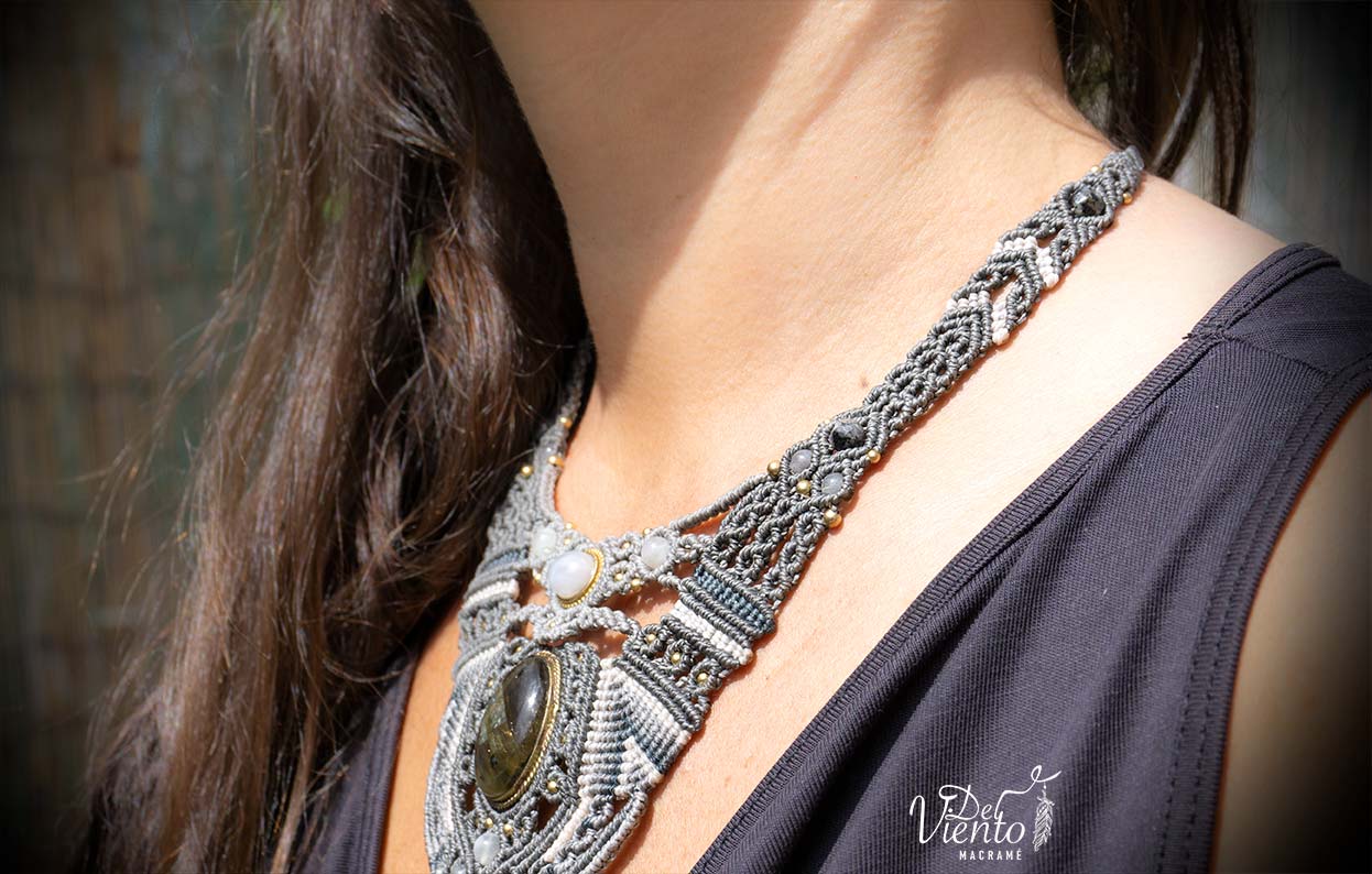 Collar de macramé gris con Labradorita y Piedra Luna "Artemisa"