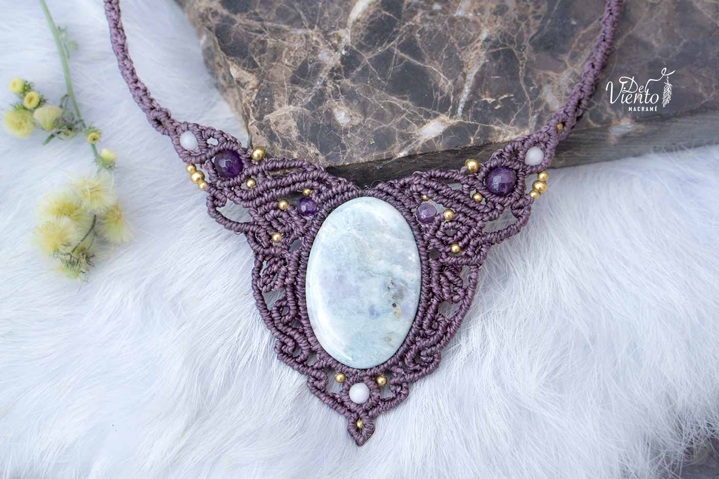 Collar de macramé con Jade Lavanda Maya