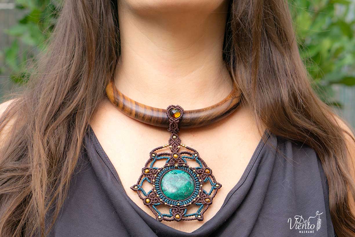 Mandala de macramé con Crisocola y Ámbar mexicano