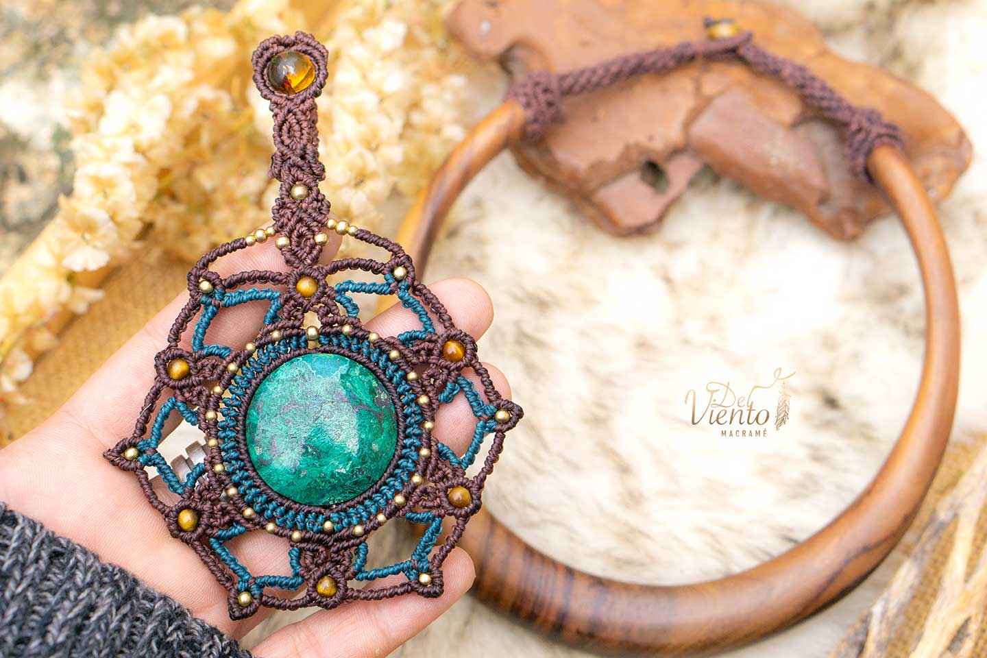 Mandala de macramé con Crisocola y Ámbar mexicano