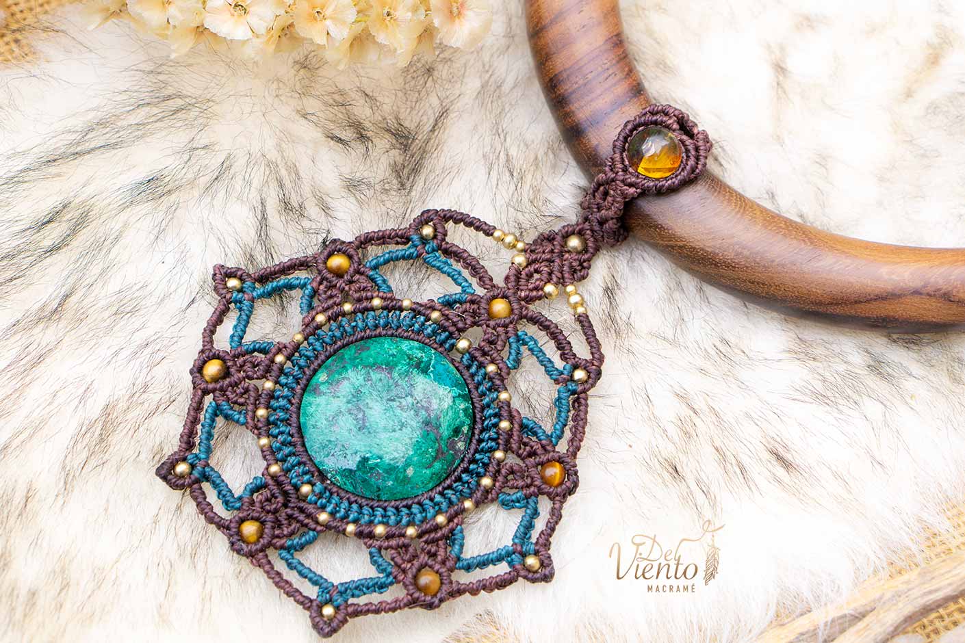 Mandala de macramé con Crisocola y Ámbar mexicano