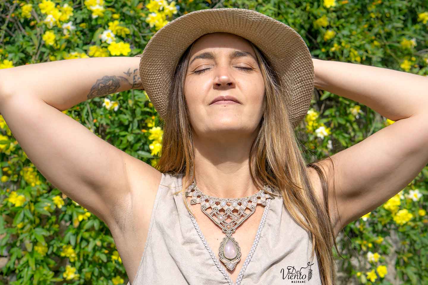 Collar Diosa de macrame para Laura Madrueño Supervivientes con Cuarzo Rosa