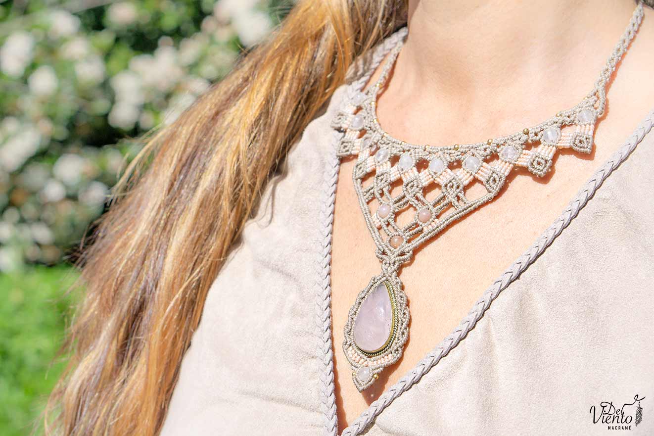 Collar Diosa de macrame para Laura Madrueño Supervivientes con Cuarzo Rosa