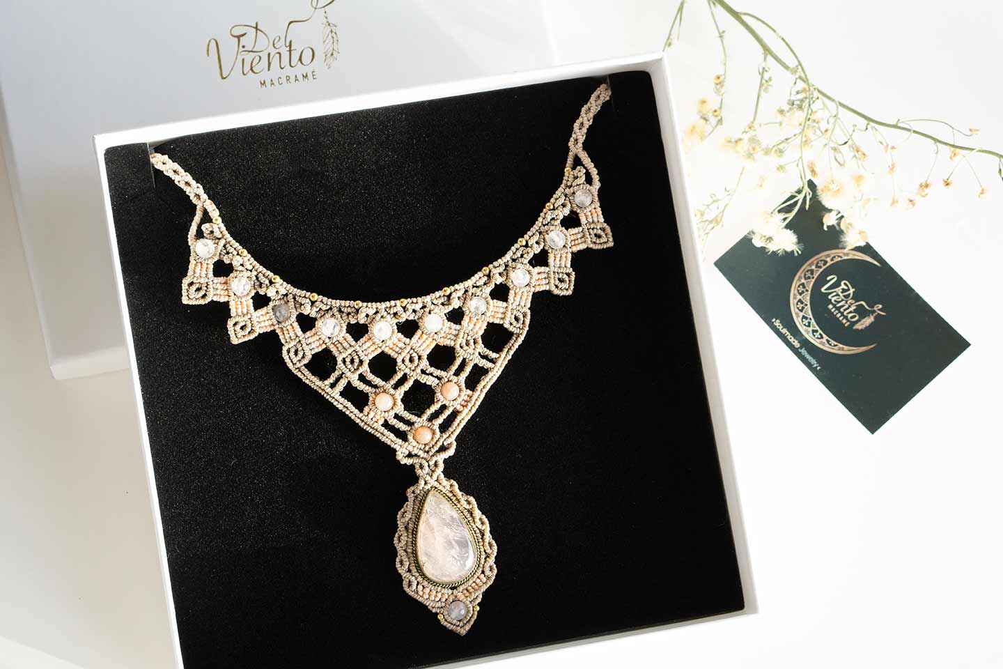 Collar Diosa de macrame para Laura Madrueño Supervivientes con Cuarzo Rosa