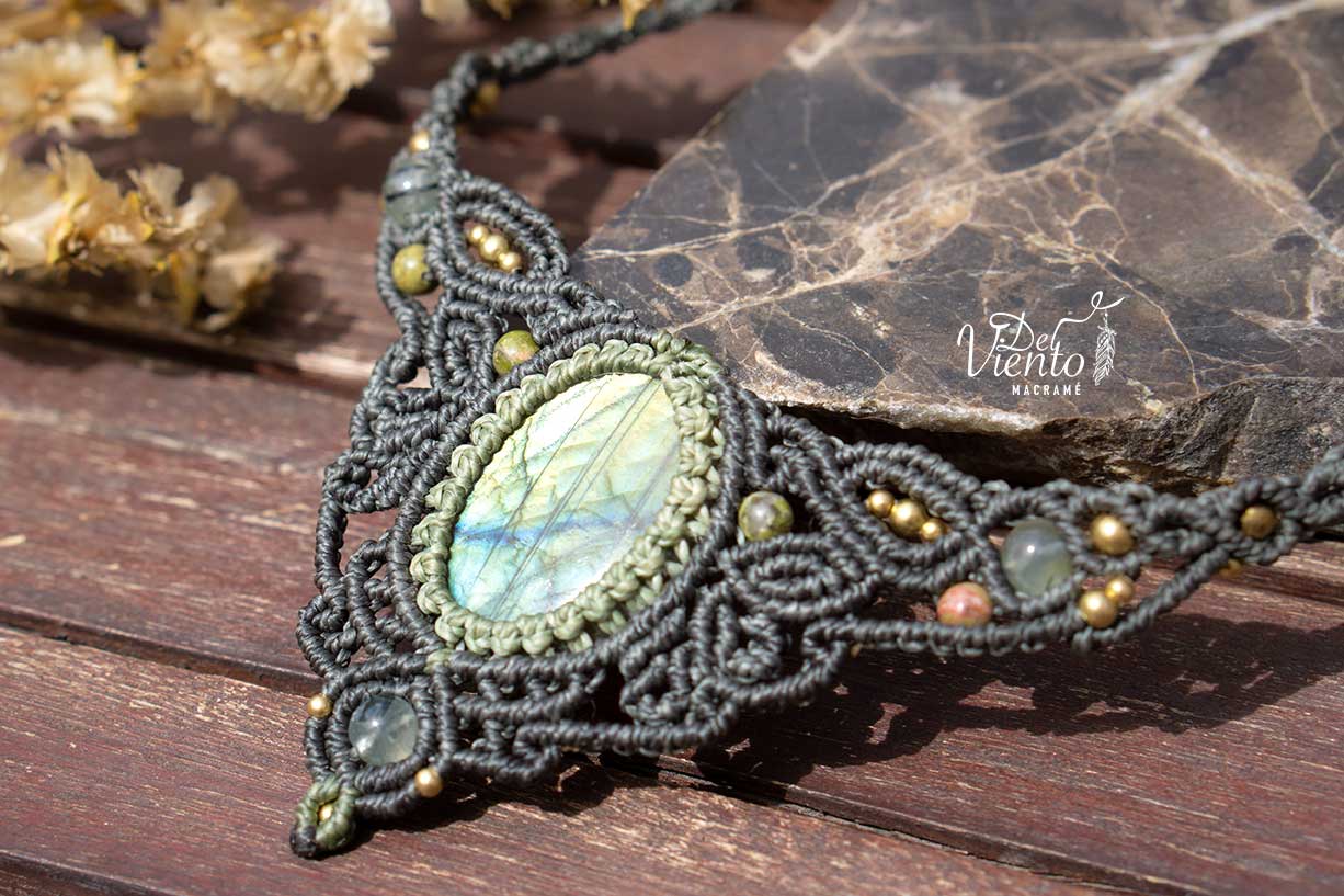 “Lucido por Laura Madrueño SUPERVIVIENTES 24" Collar de macrame con Labradorita en verde