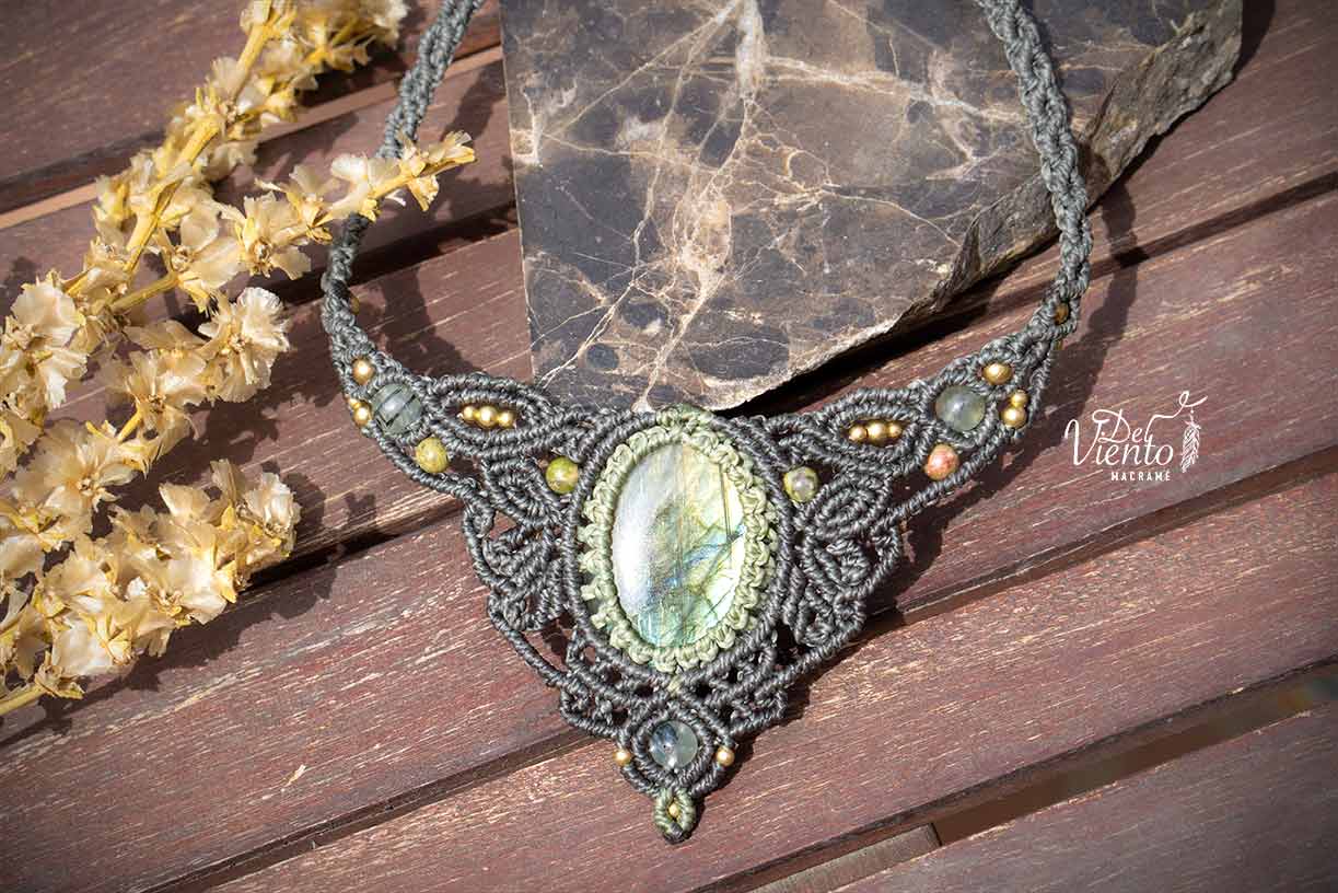 “Lucido por Laura Madrueño SUPERVIVIENTES 24" Collar de macrame con Labradorita en verde