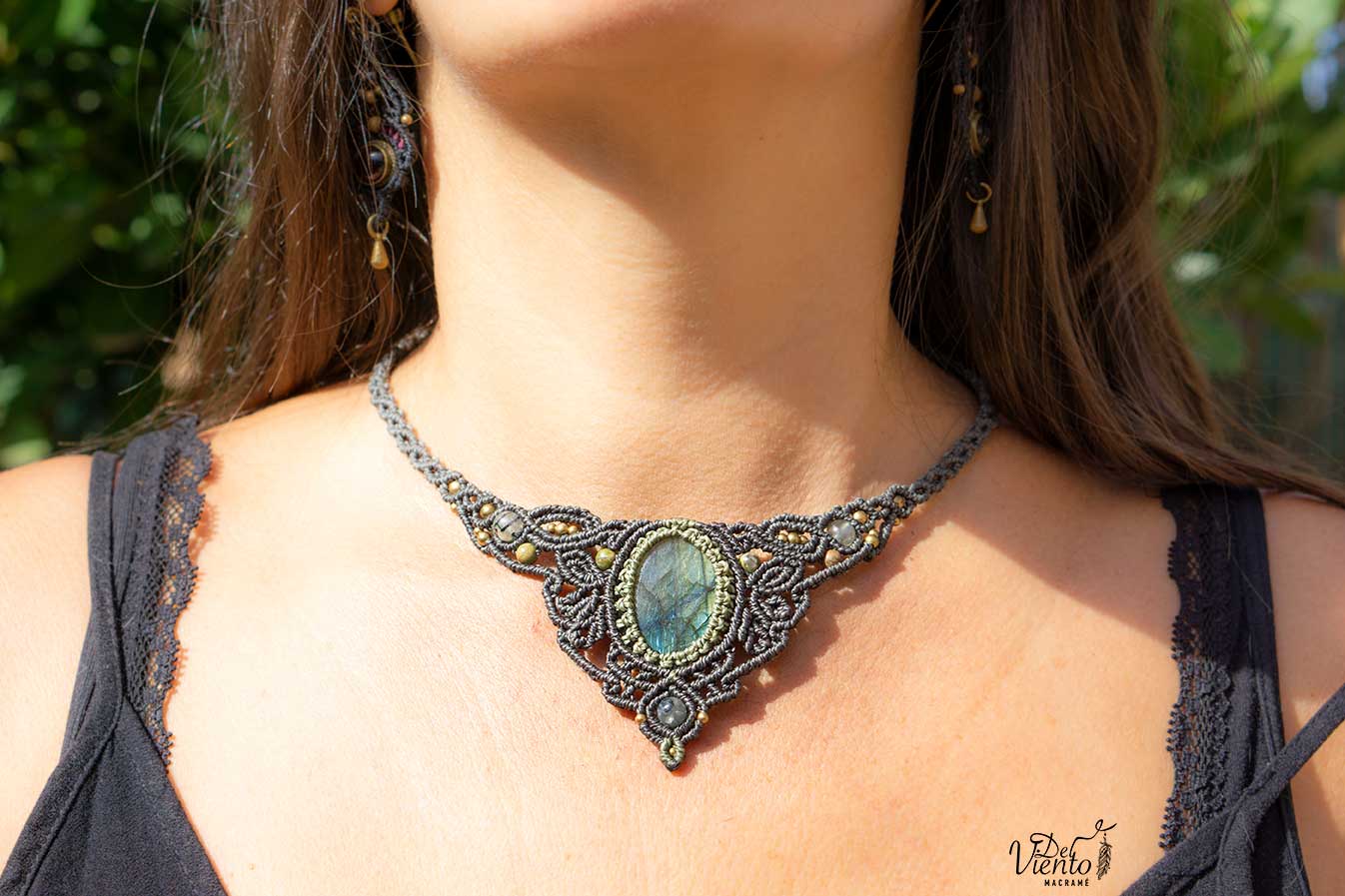 “Lucido por Laura Madrueño SUPERVIVIENTES 24" Collar de macrame con Labradorita en verde