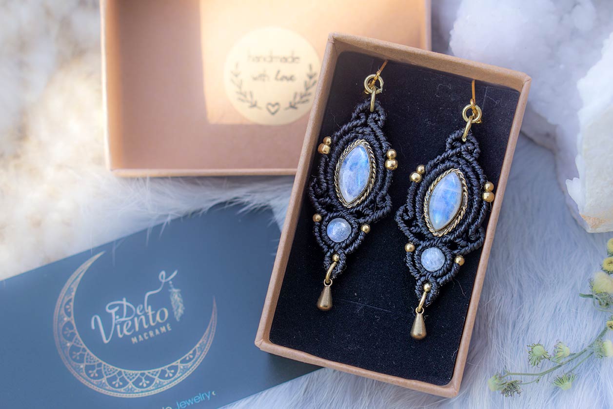 "Reservado para Cynthia" Conjunto personalizado con Piedra Luna | Colgante, Pendientes Kundalini y Pendientes Vesta