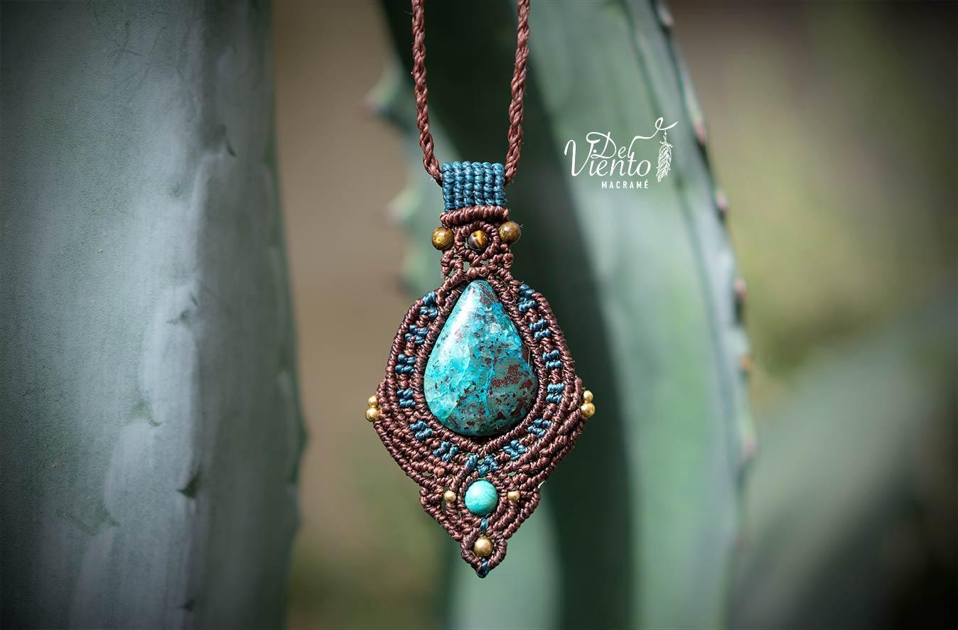 Colgante de macramé con Crisocola y Turquesa