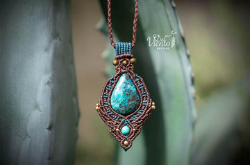 Colgante de macramé con Crisocola y Turquesa