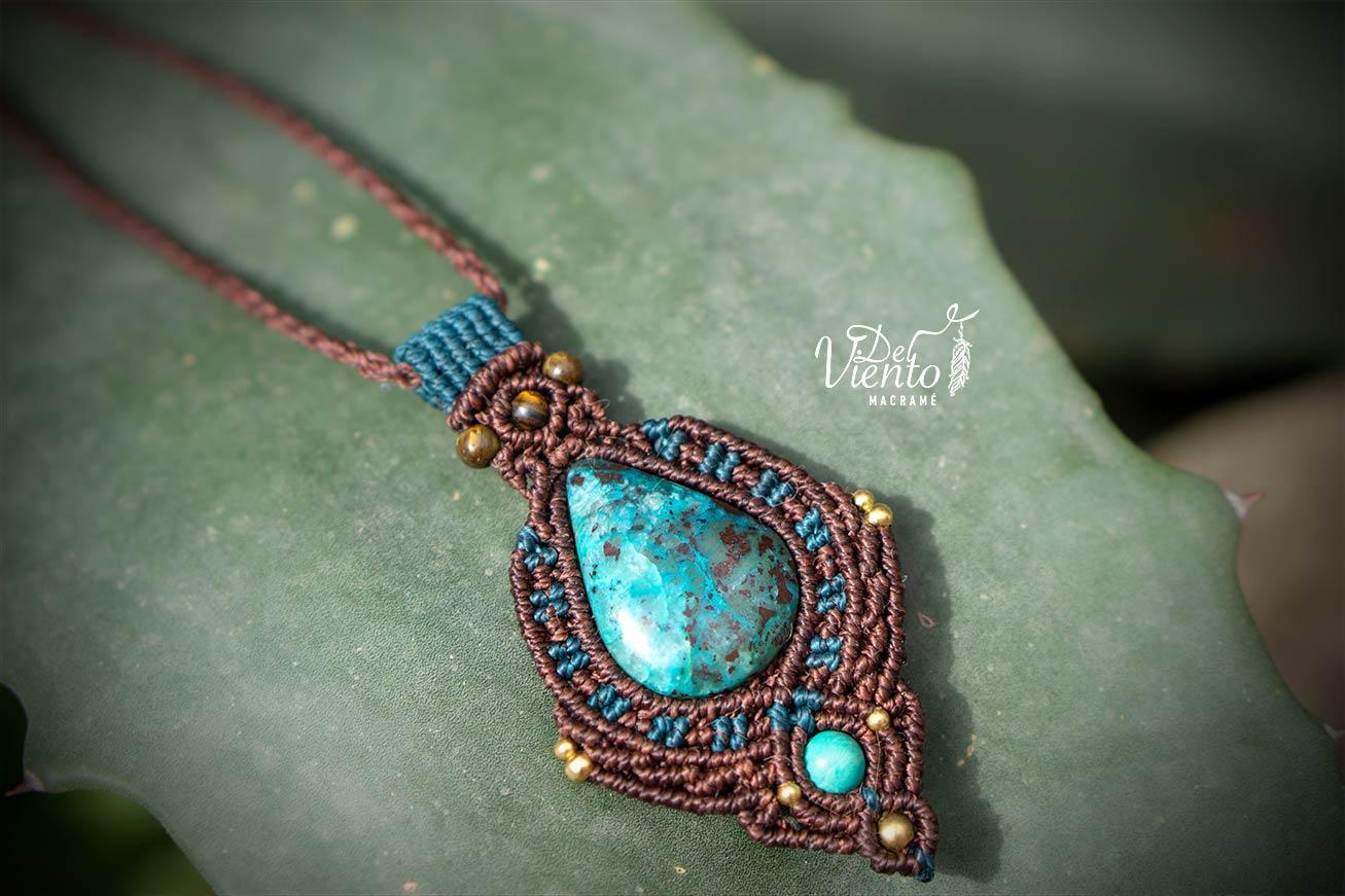 Colgante de macramé con Crisocola y Turquesa