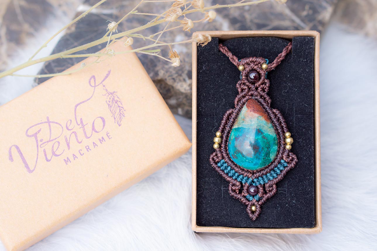 Colgante de macramé con Atardecer de Sonora (Crisocola & Cuprita)